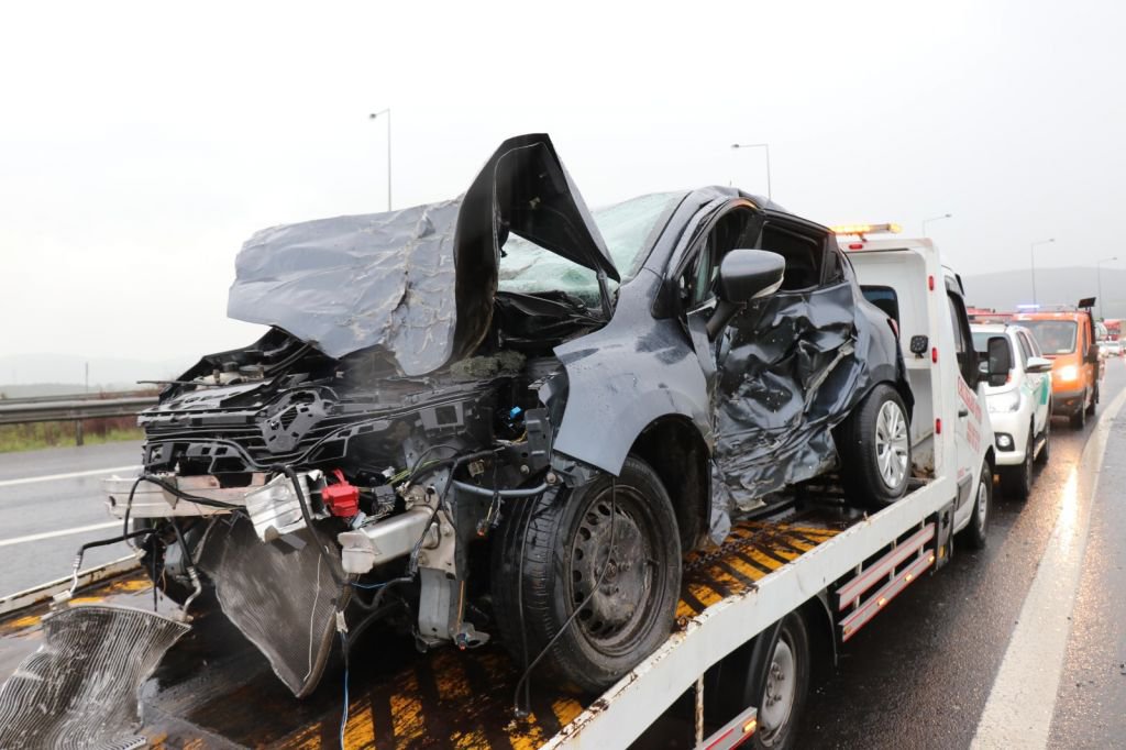 İKİ OTOMOBİL ÇARPIŞTI, 11 YARALI....