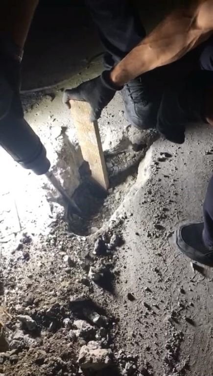 KANALİZASYON BORUSUNA SIKIŞAN KÖPEK KURTARILDI