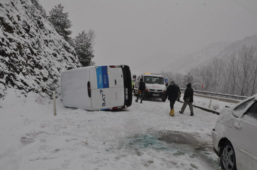 KAR ŞİDDETİNİ ARTIRIYOR... KAZALAR BERABERİNDE GELİYOR