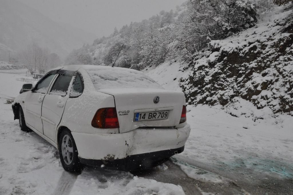 KAR ŞİDDETİNİ ARTIRIYOR... KAZALAR BERABERİNDE GELİYOR
