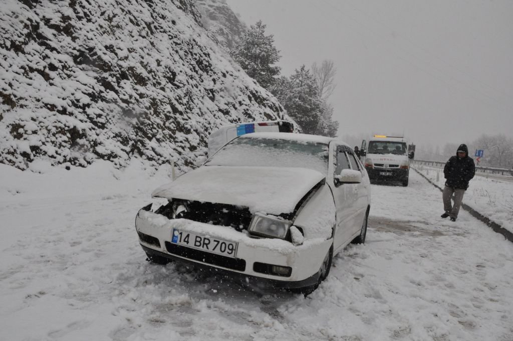 KAR ŞİDDETİNİ ARTIRIYOR... KAZALAR BERABERİNDE GELİYOR