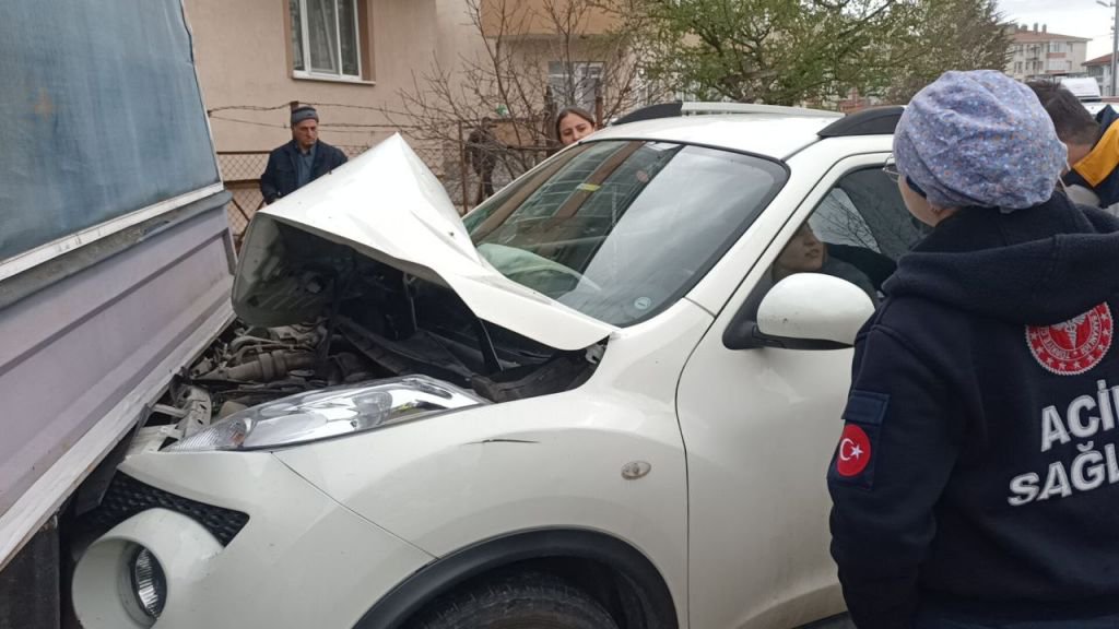 KAZA YAPTI KENDİNİ ARACA KİLİTLEDİ....