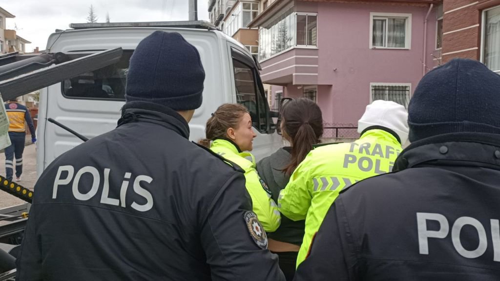 KAZA YAPTI KENDİNİ ARACA KİLİTLEDİ....