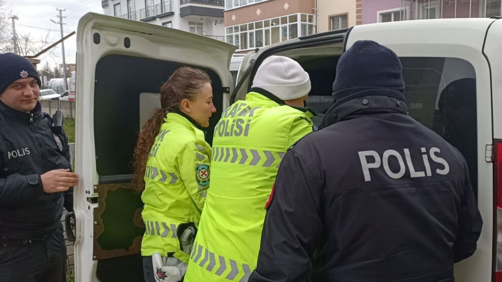 KAZA YAPTI KENDİNİ ARACA KİLİTLEDİ....