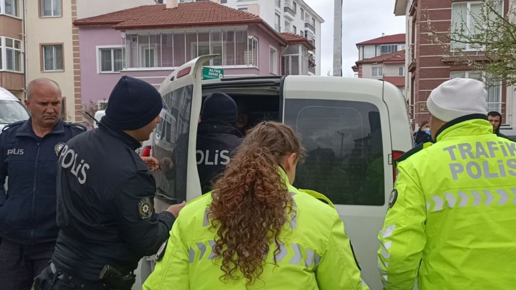 KAZA YAPTI KENDİNİ ARACA KİLİTLEDİ....