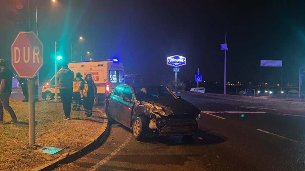 KIRMIZI IŞIKTA GEÇEN TIR OTOMOBİLİ TERS DÖNDÜRDÜ