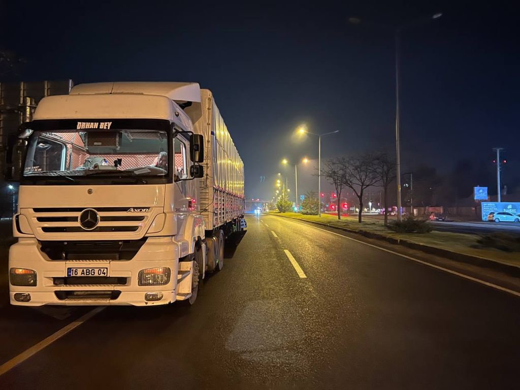 KIRMIZI IŞIKTA GEÇEN TIR OTOMOBİLİ TERS DÖNDÜRDÜ