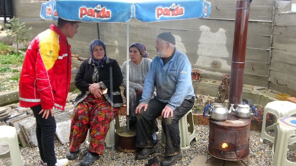 KIZILAĞIL KÖYÜ'NDE KORKU VE ENDİŞE HAKİM... BÖLGE SÜREKLİ SALLANIYOR... HABER YAPTIĞIMIZ ANLARDA PEŞ PEŞE 2 DEPREM OLDU....