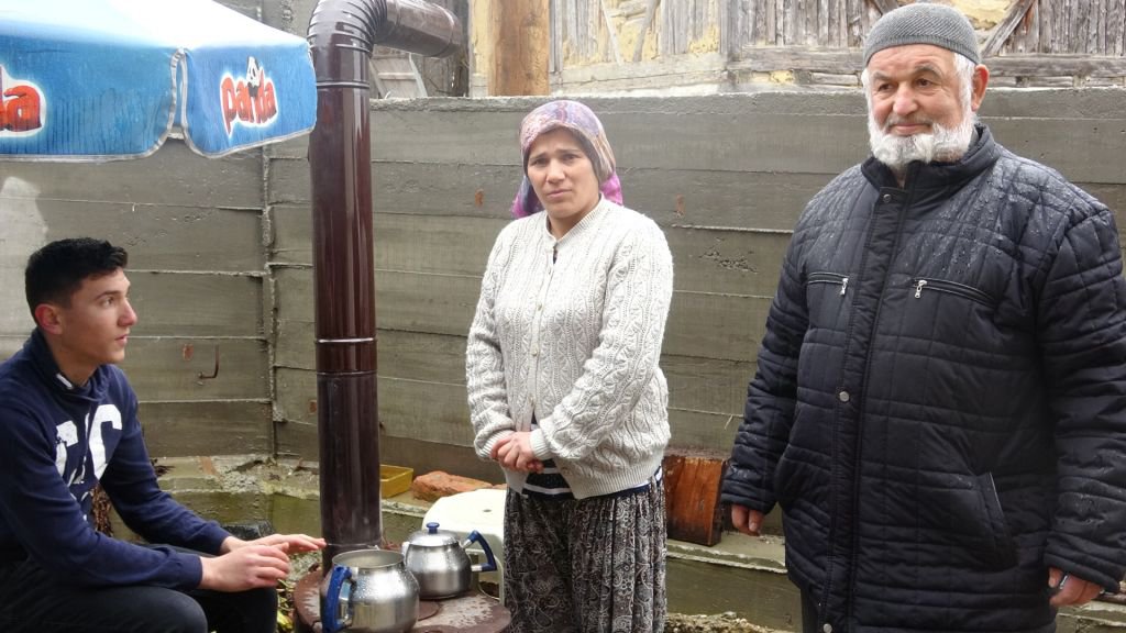 KIZILAĞIL KÖYÜ'NDE KORKU VE ENDİŞE HAKİM... BÖLGE SÜREKLİ SALLANIYOR... HABER YAPTIĞIMIZ ANLARDA PEŞ PEŞE 2 DEPREM OLDU....