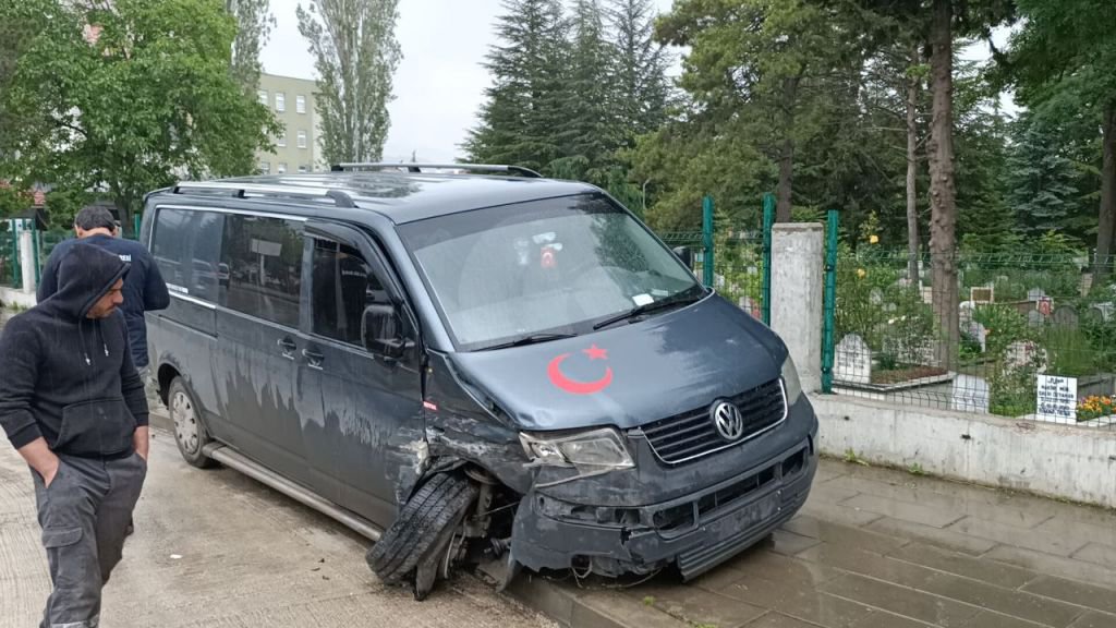 MİNİBÜSLE OTOMOBİL ÇARPIŞTI: 1 YARALI