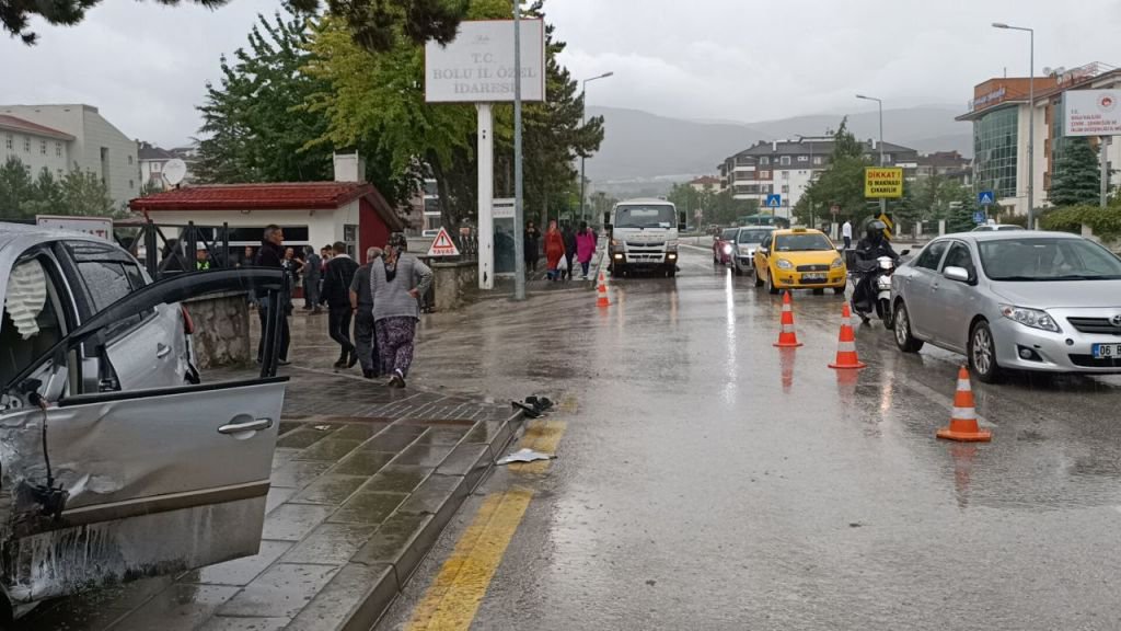 MİNİBÜSLE OTOMOBİL ÇARPIŞTI: 1 YARALI