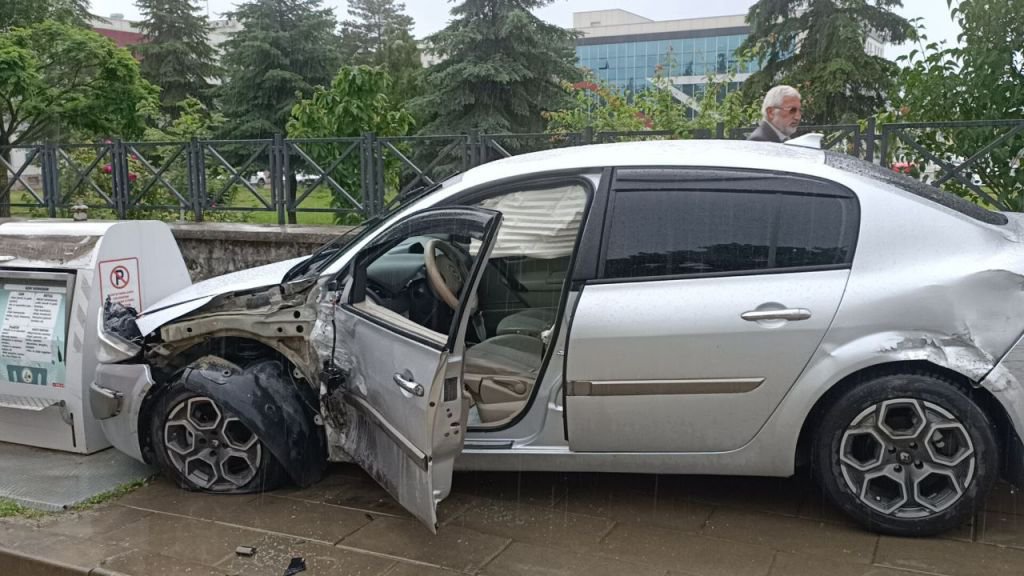 MİNİBÜSLE OTOMOBİL ÇARPIŞTI: 1 YARALI