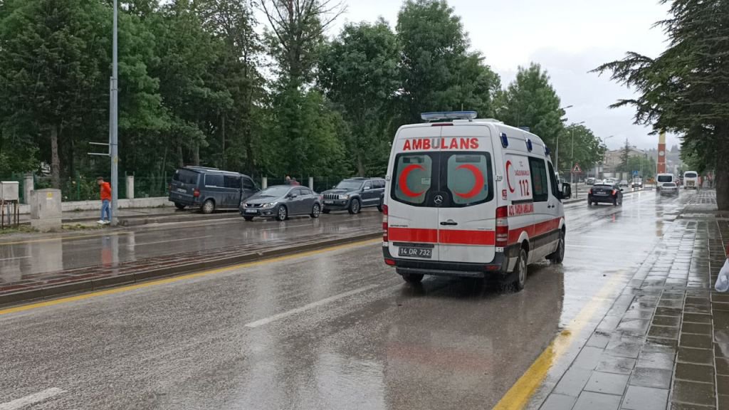 MİNİBÜSLE OTOMOBİL ÇARPIŞTI: 1 YARALI