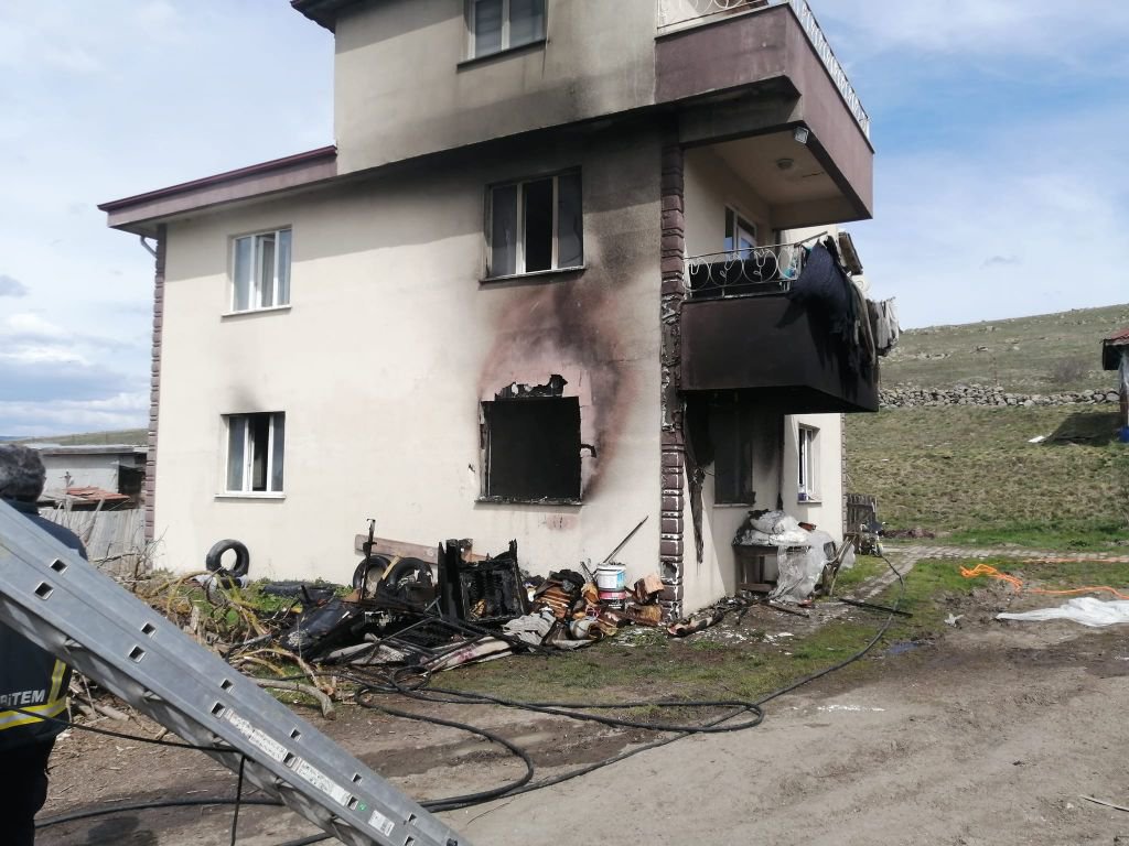 2 KATLI EV ALEVLER İÇERİSİNDE KALDI...