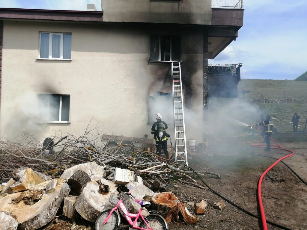 2 KATLI EV ALEVLER İÇERİSİNDE KALDI...