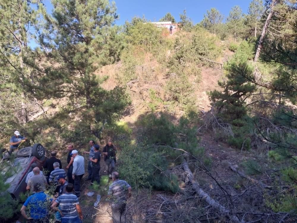 OTOMOBİL 30 METREDEN UÇTU, 4 KİŞİ YARALANDI