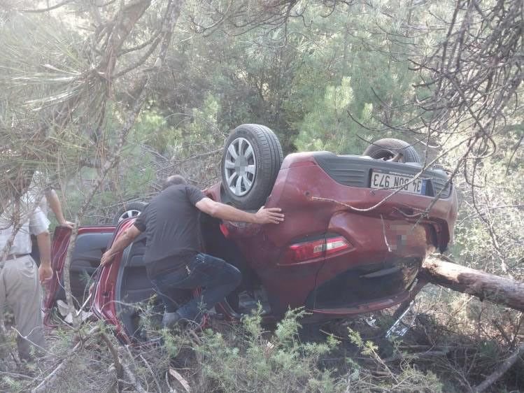 OTOMOBİL 30 METREDEN UÇTU, 4 KİŞİ YARALANDI