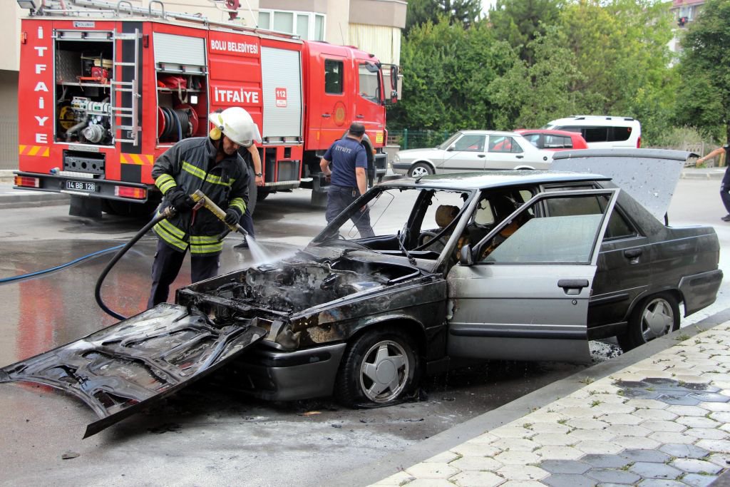 OTOMOBİL ALEV ALEV YANDI...