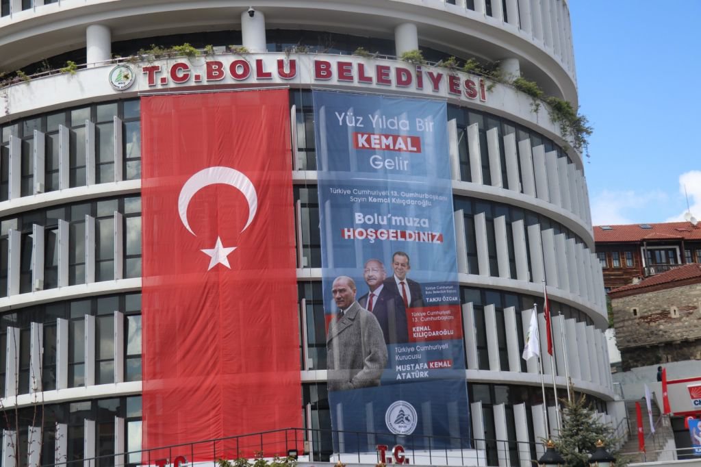 ÖZCAN'DAN BELEDİYE BİNASINA DEV PANKART....