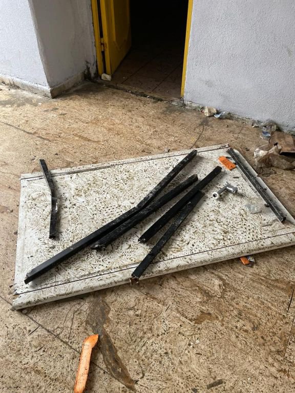 SAKARYASPOR TARAFTARINDAN BÜYÜK TERBİYESİZLİK... HER YERİ KIRIP DÖKTÜLER...