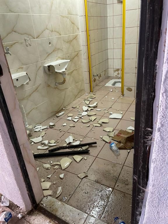 SAKARYASPOR TARAFTARINDAN BÜYÜK TERBİYESİZLİK... HER YERİ KIRIP DÖKTÜLER...