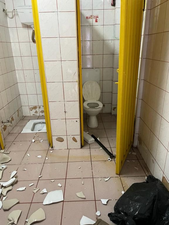 SAKARYASPOR TARAFTARINDAN BÜYÜK TERBİYESİZLİK... HER YERİ KIRIP DÖKTÜLER...