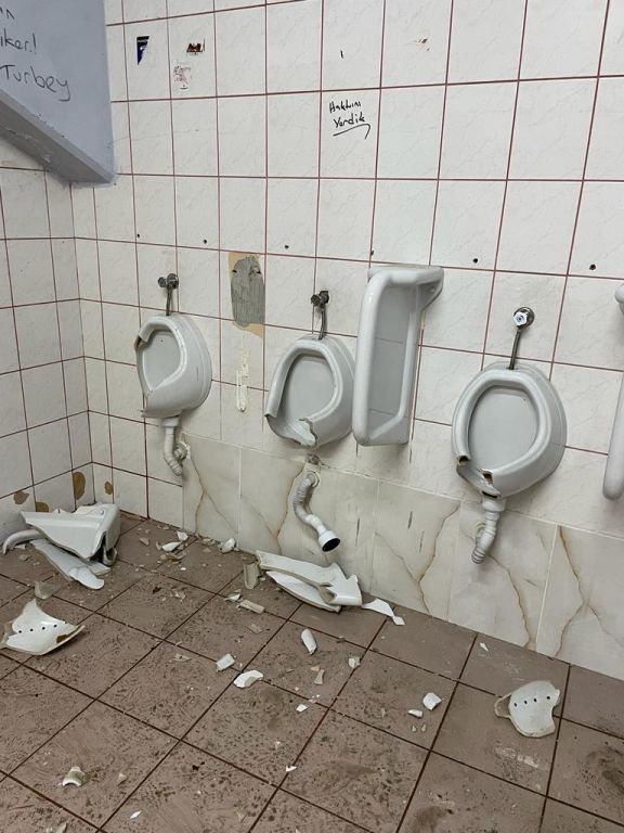 SAKARYASPOR TARAFTARINDAN BÜYÜK TERBİYESİZLİK... HER YERİ KIRIP DÖKTÜLER...