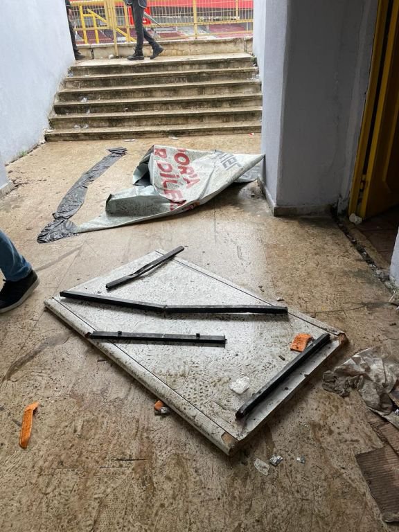 SAKARYASPOR TARAFTARINDAN BÜYÜK TERBİYESİZLİK... HER YERİ KIRIP DÖKTÜLER...