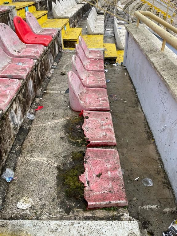 SAKARYASPOR TARAFTARINDAN BÜYÜK TERBİYESİZLİK... HER YERİ KIRIP DÖKTÜLER...