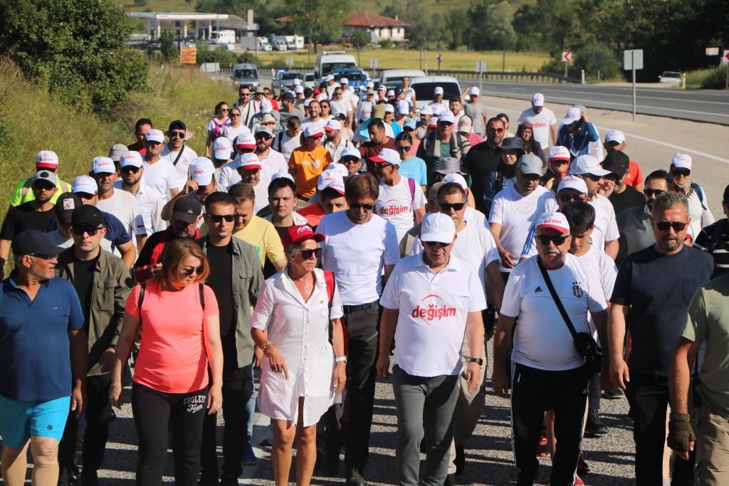 TANJU ÖZCAN'IN YÜRÜMEKTEN TOPUĞU ŞİŞTİ...