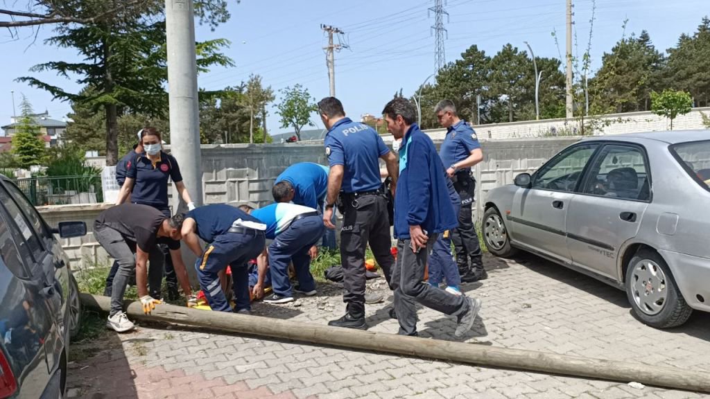 TELEFON DİREĞİ KÖKÜNDEN DEVRİLDİ: 1 YARALI