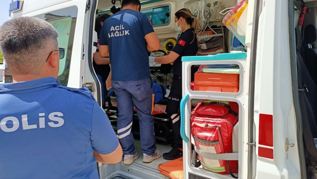 TELEFON DİREĞİ KÖKÜNDEN DEVRİLDİ: 1 YARALI