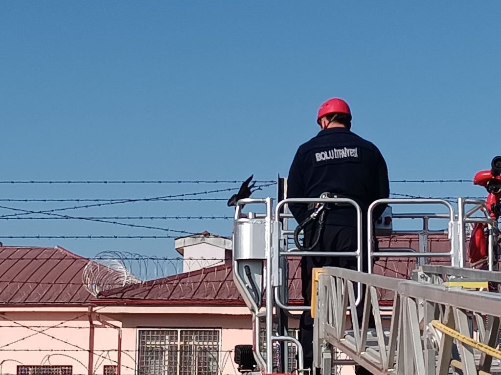 TELLERE TAKILAN KARGA YARALANDI... İTFAİYE KURTARDI