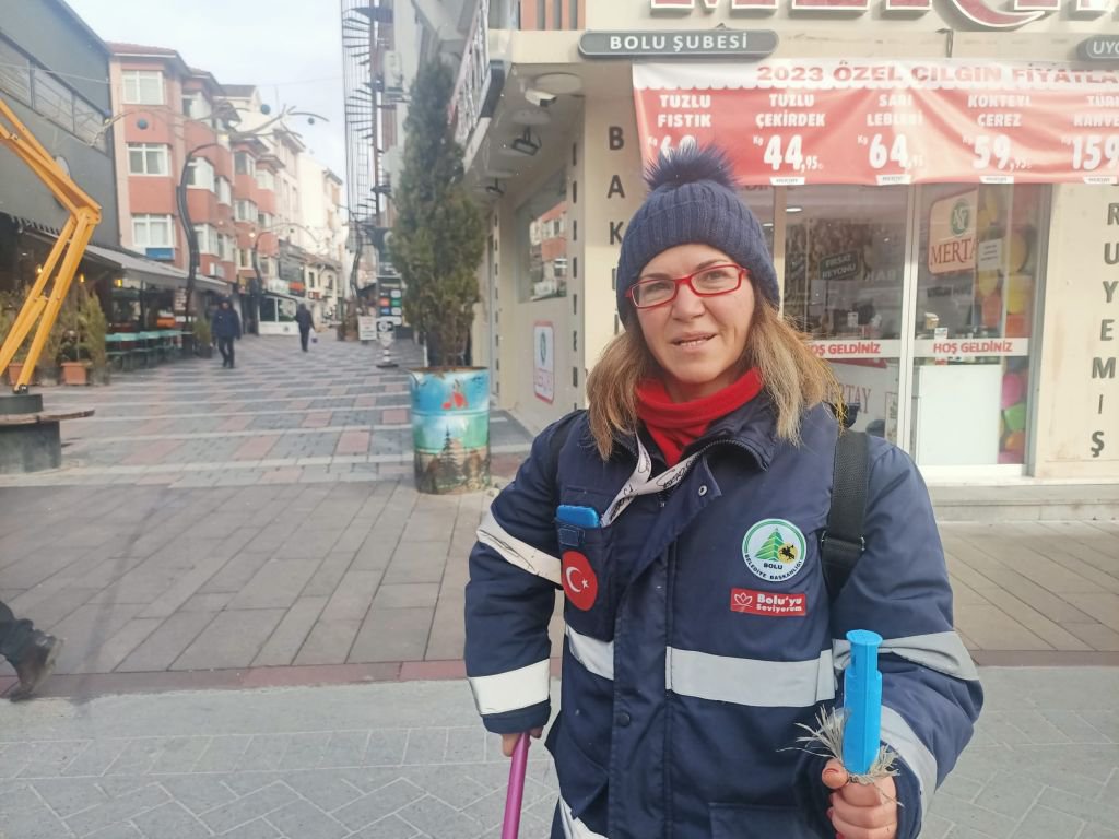 TEMİZLİK İŞÇİSİ BULDUĞU 1000 TL'Yİ BANKAYA TESLİM ETTİ