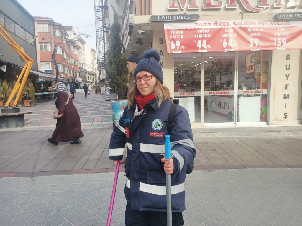 TEMİZLİK İŞÇİSİ BULDUĞU 1000 TL'Yİ BANKAYA TESLİM ETTİ