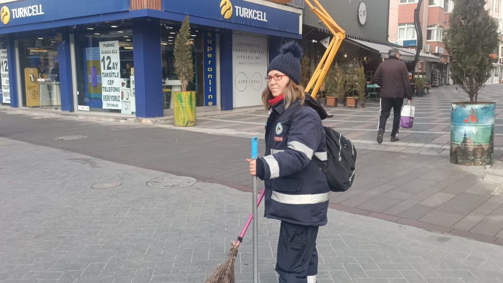 TEMİZLİK İŞÇİSİ BULDUĞU 1000 TL'Yİ BANKAYA TESLİM ETTİ