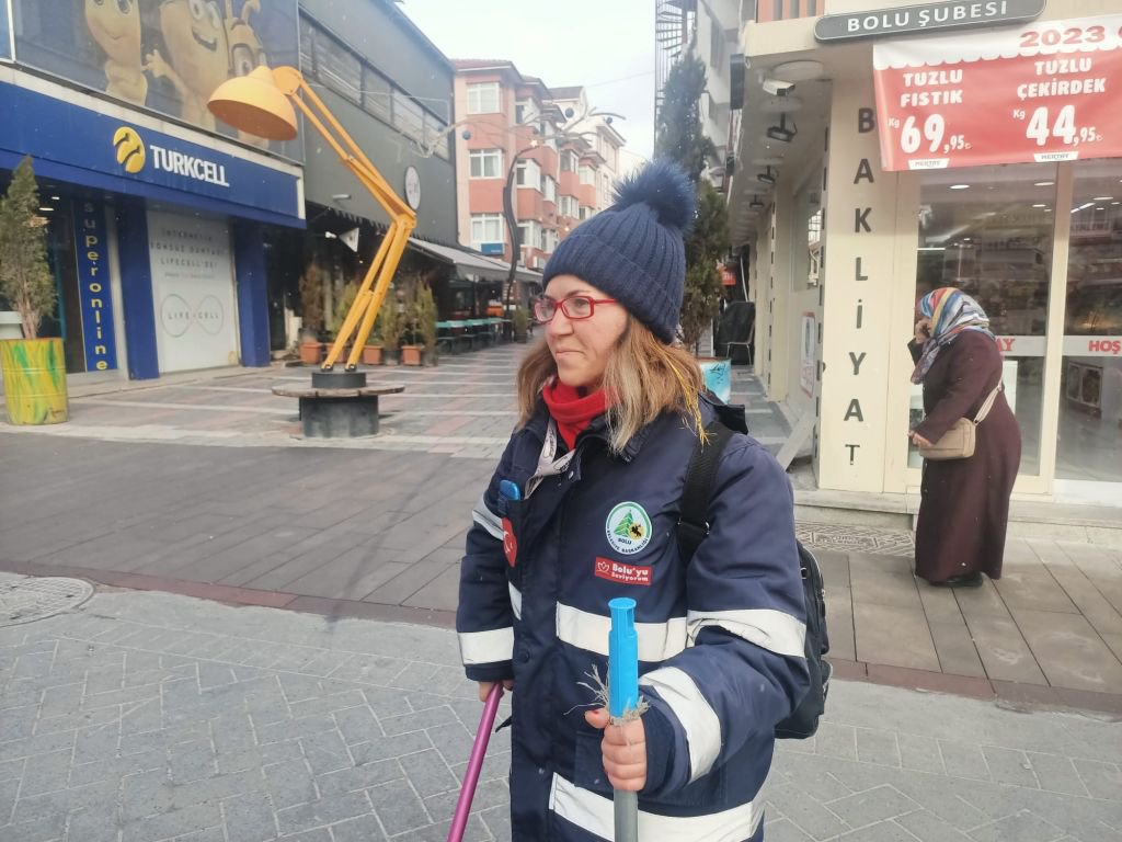 TEMİZLİK İŞÇİSİ BULDUĞU 1000 TL'Yİ BANKAYA TESLİM ETTİ