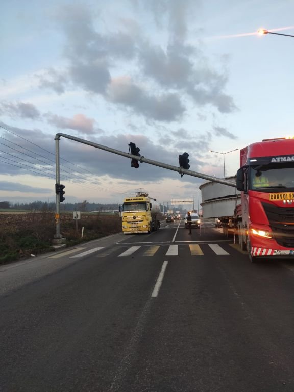 TRAFİK DİREĞİNİ DEVİRDİ