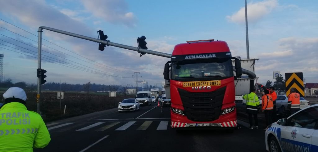 TRAFİK DİREĞİNİ DEVİRDİ