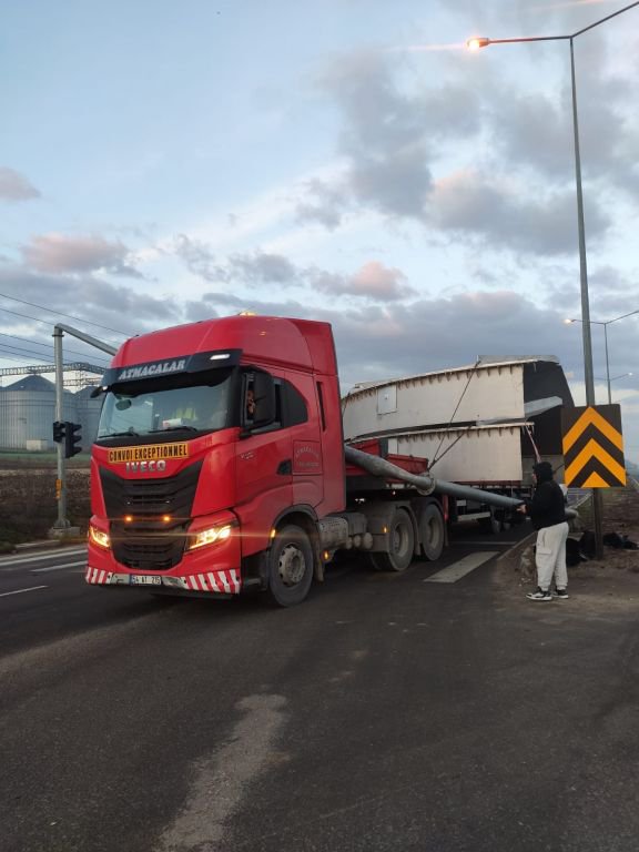 TRAFİK DİREĞİNİ DEVİRDİ