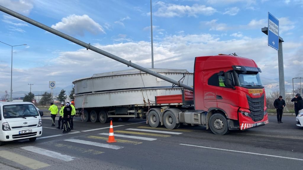 TRAFİK DİREĞİNİ DEVİRDİ