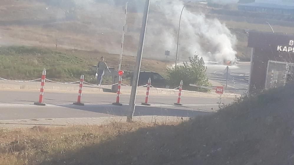 ÜNİVERSİTENİN KAPISINDA ALEV ALEV YANDI...