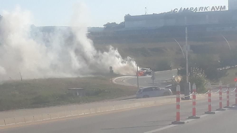 ÜNİVERSİTENİN KAPISINDA ALEV ALEV YANDI...