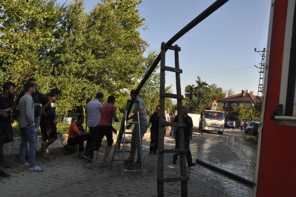 YANGINDA KÖYLÜLER SEFERBER OLDU, 3 KİŞİ EVDEN KURTARILDI