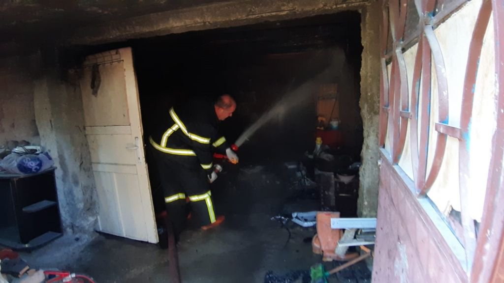 YANGINDA KÖYLÜLER SEFERBER OLDU, 3 KİŞİ EVDEN KURTARILDI