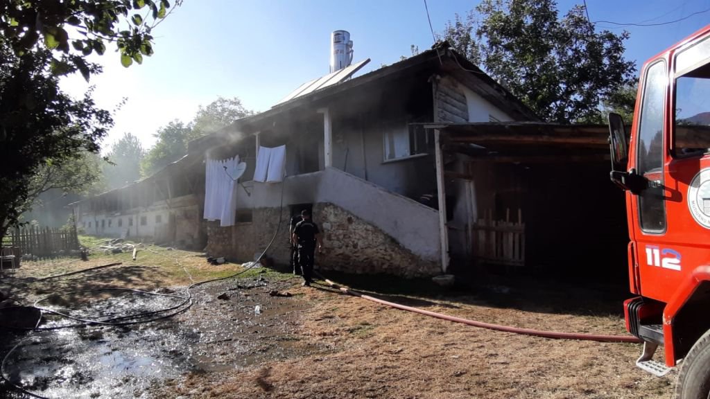 YANGINDA KÖYLÜLER SEFERBER OLDU, 3 KİŞİ EVDEN KURTARILDI