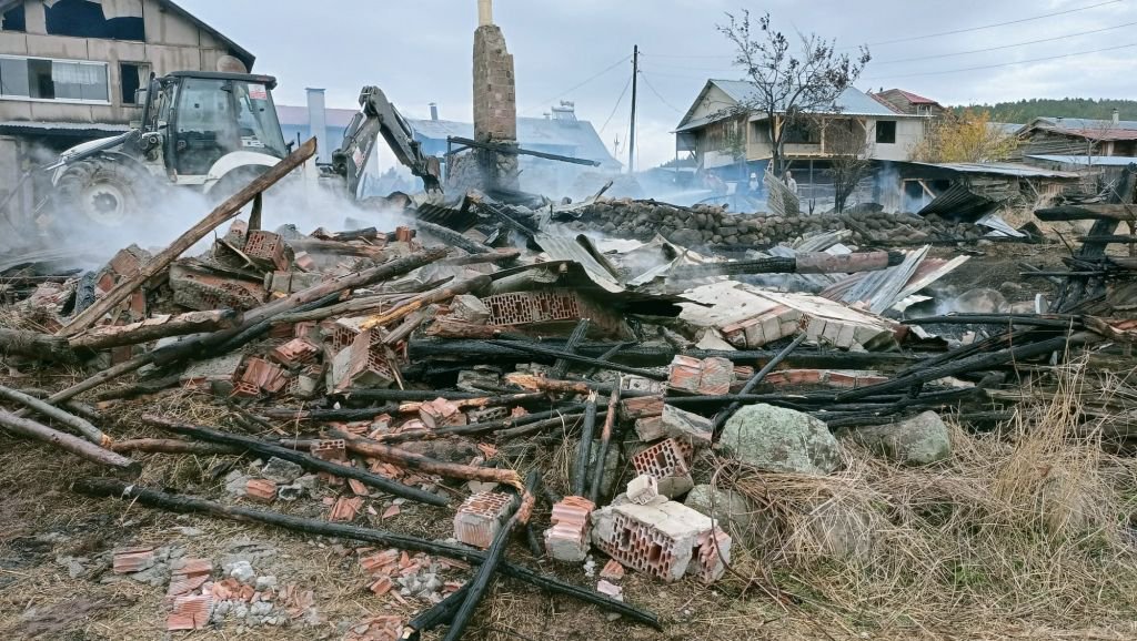 YAYLADA AHŞAP EVLER ALEV ALEV YANDI