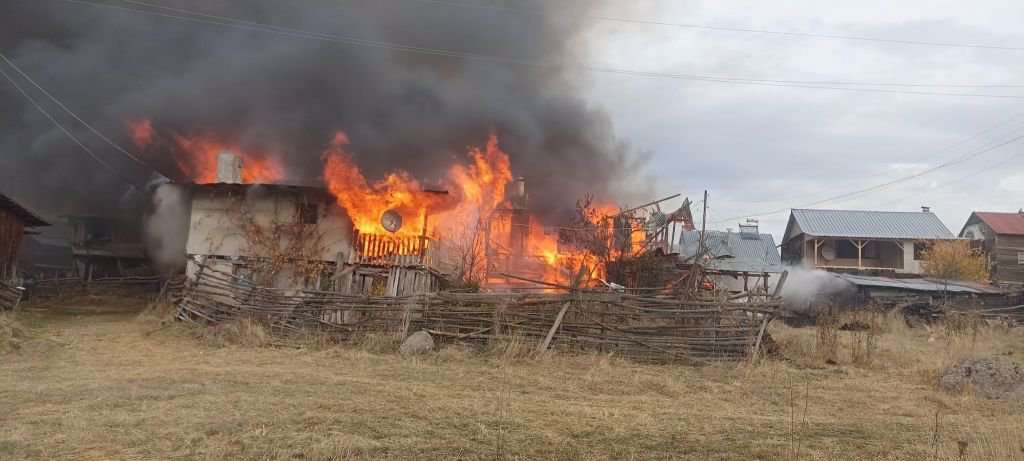 YAYLADA AHŞAP EVLER ALEV ALEV YANDI