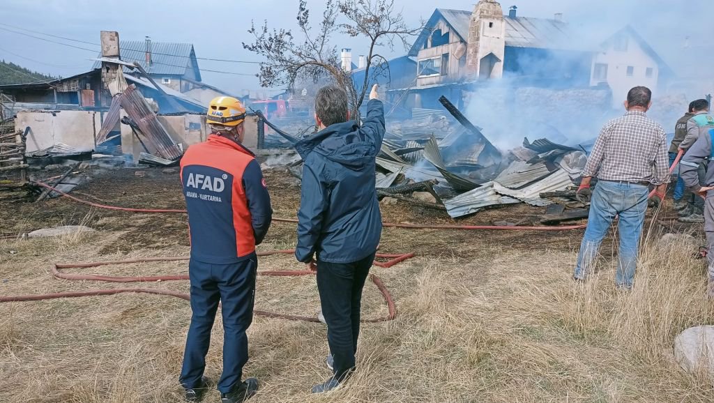 YAYLADA AHŞAP EVLER ALEV ALEV YANDI