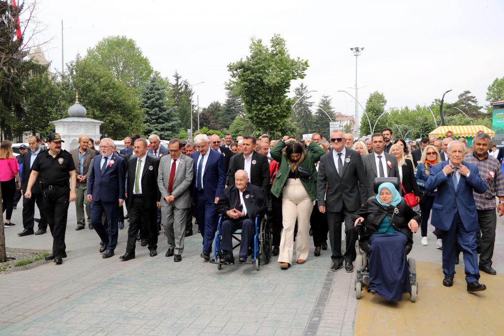 YÜZLERCE KİŞİ İZZET BAYSAL İÇİN YÜRÜDÜ